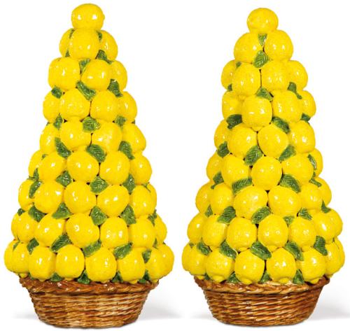  Pareja de centros de mesa en forma de cestas con limones y hojas en cerámica esmaltada de Bassano.
Italia, S. XX