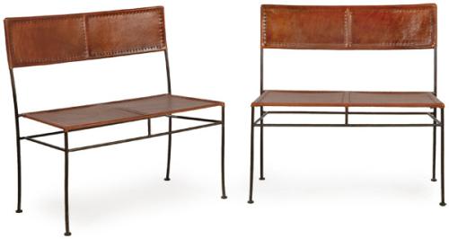  Pareja de bancos con estructura tubular de hierro forjado, y respaldos y asientos en cuero marrón.
S. XX