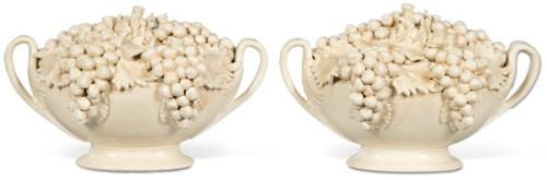  Pareja de centros de mesa en forma de copas con racimos de uvas y hojas en cerámica esmaltada en blanco de Bassano.