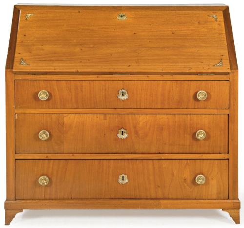  Bureau de tapa abatible y cajones en el frente en madera de cerezo con apliques, tiradores y escudos de cerradura en bronce dorado.
Posiblemente Alemania, principios S. XIX