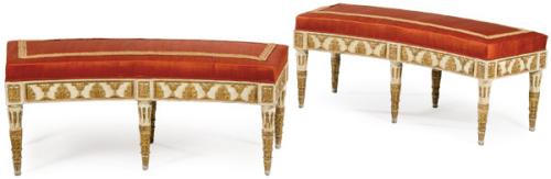  Pareja de banquetas de perfil curvo, estilo Neoclásico en madera tallada, pintada en blanco y parcialmente dorada. Tapicería de tela.
S. XX