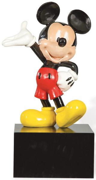 Lote 1532
"Mickey Mouse" en resina policromada sobre cubo negro.