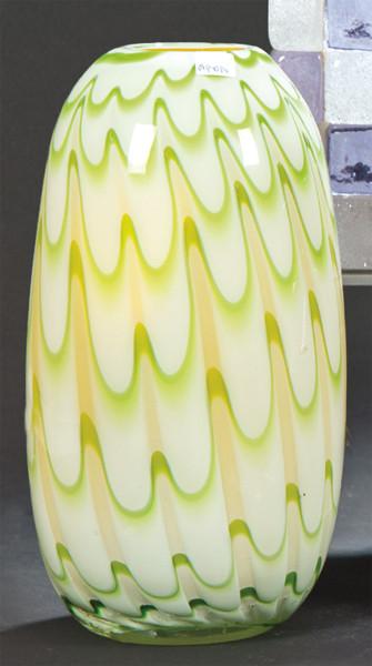  Jarrón de cristal de Murano doblado con interior amarillo y exterior con decoraición de ondas verdes y amarillas.