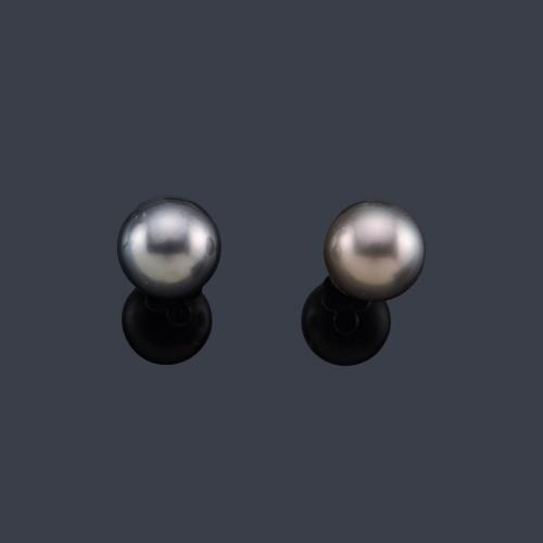  Pendientes con pareja de perlas de Tahití de aprox. 10,97 mm y 11,18 mm en montura de oro blanco de 18K.