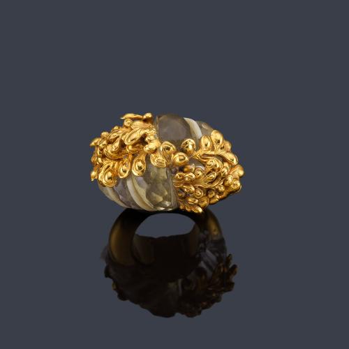  Anillo con gran pieza facetada de cristal de roca con motivos florales en oro amarillo de 18K.