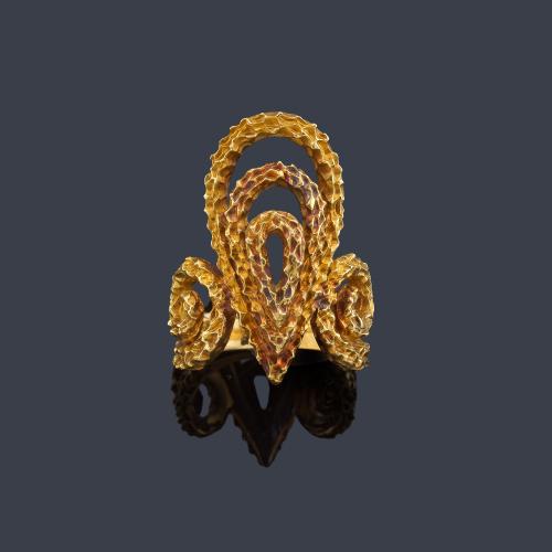 Lote 2143
Anillo tipo lanzadera con tres motivos en forma de gota en oro amarillo texturizado de 18K.