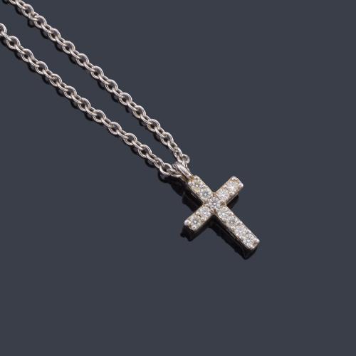  Cruz de brillantes con cadena en oro blanco de 18K.