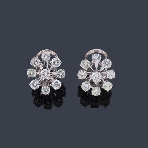 Lote 2435
Pendientes cortos con diseño de rosetón de brillantes de aprox. 2,70 ct en total.