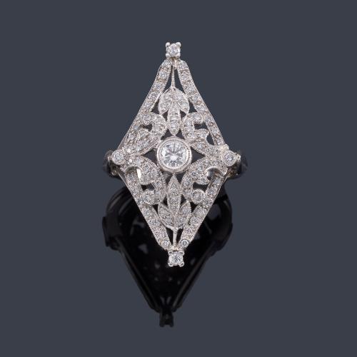 Lote 2438
Anillo con diseño de marquís y motivos vegetales con brillantes de aprox. 1,00 ct en total.