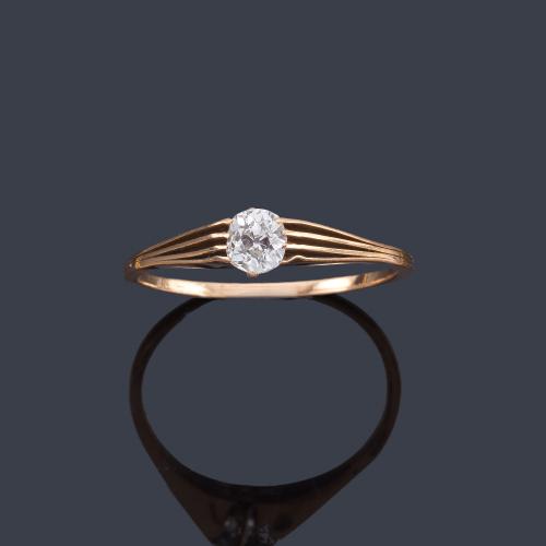 Lote 2450
Anillo con diamante talla antigua de aprox. 0,30 ct en montura de oro amarillo de 18K.