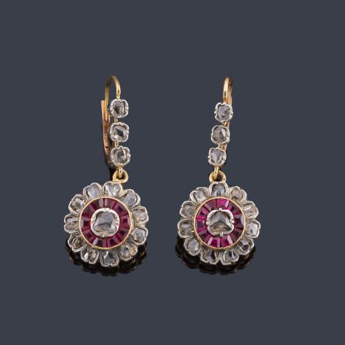  Pendientes largos con diamantes talla rosa y rubíes calibrados en montura de oro amarillo de 18K y vista en platino. Años '30.