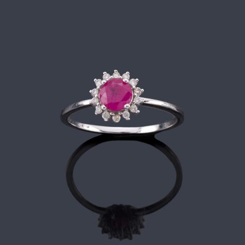Lote 2476
Anillo con rubí y orla de brillantes