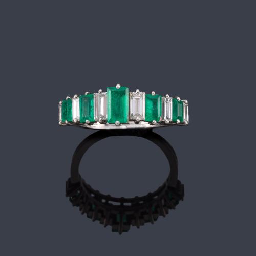  Media alianza con diamantes talla baguette y esmeraldas en montura de oro blanco de 18K.