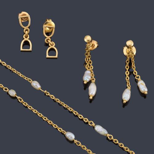  Lote con cadenita con perlas de rio y dos pares de pendientes en montura de oro amarillo de 18K.