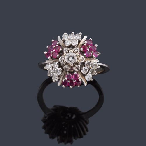 Lote 2481
Anillo con diseño de rosetón con diamantes y rubíes en montura de oro blanco de 18K.