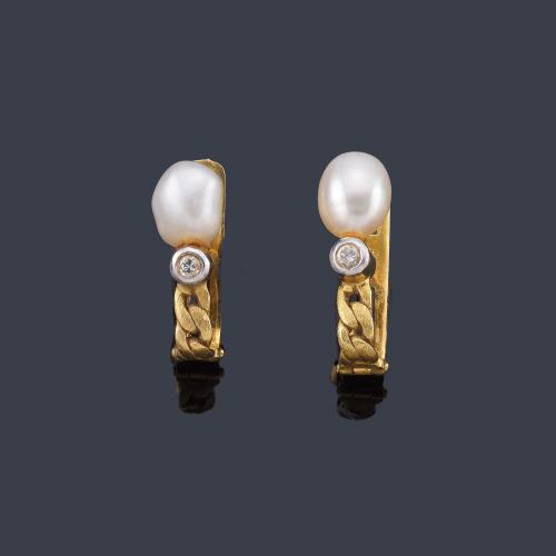  Pendientes con perlas de rio y dos brillantitos en montura de oro amarillo de 18K.