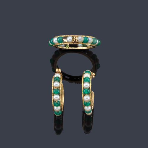  Pendientes tipo criolla y anillo con perlitas y crisoprasas en montura de oro amarillo de 18K.