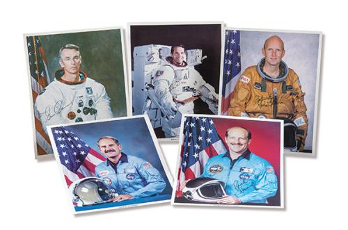 Lote 0494
NASA - Frederick H. "Rick" Hauck (Comandante de Discovery), James D. van Hoften (Varias misiones STS), Robert L. Stewart  (Varias misiones STS), Eugene A. Cernan (Apolo 10 y 17) & Charles G. Fullerton (Prototipo Enterprise)