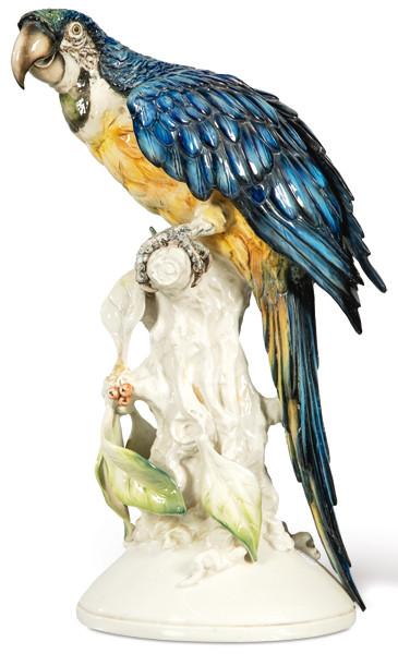  Guido Cacciapuoti (Napoli 1892-1953) Figura de loro sobre un tronco con hojas en cerámica pintada y esmaltada. Firmada y fechada en 1940.