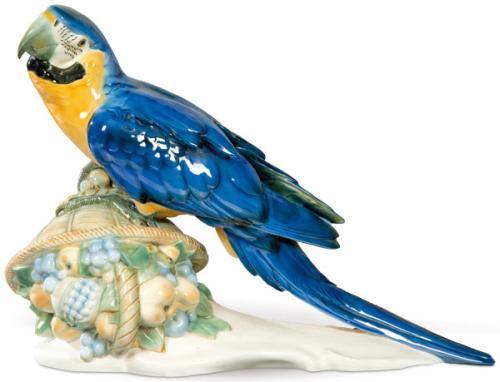  Figura grande "Guacamayo azul con cesta de fruta" sobre base irregular. Marca del fabricante. Unterweißbach. Talleres de Schwarzburg. Alrededor de 1926 - 1936.