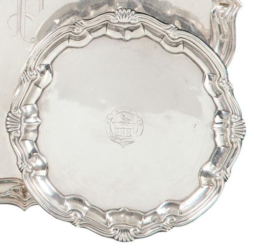  Pequeña salvilla blasonada, de plata inglesa punzonada Ley Sterling de William Peaston Londres 1746