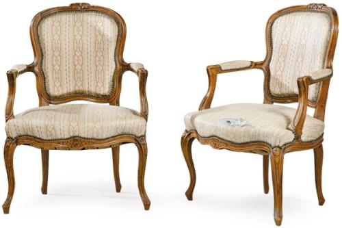  Pareja de butacas Luis XV en madera de nogal tallada, con tapicería de época posterior
Francia, segunda mitad S. XVIII