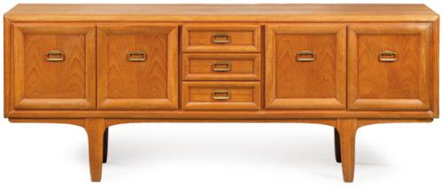  Aparador nórdico con tres cajones centrales y dos puertas abatibles a cada lado en madera de teca con tiradores de latón.
Años 70