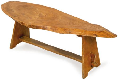  Mesa baja "Wabi-Sabi" en madera de olmo de inspiración japonesa, con tapa irregular de tronco de árbol, sobre dos pedestales recortados unidos por una chambrana central.