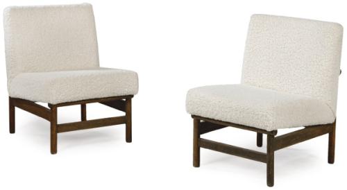  Pareja de butacas en madera de teca con tapicería de boucle blanco.Años 70