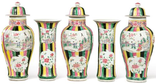 Lote 1377
Guarnición de chimenea formada por tres tibores y dos vasos tipo zun, de porcelana de Compañía de Indias con esmatles de la Familia Rosa, Dinastía Qing, época de Qianlong (1736-95)