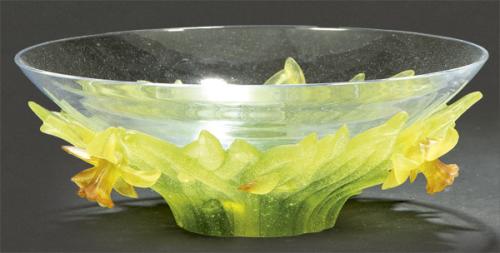 Lote 1456
Cristalerías Daum 
Centro de mesa Jonquille de cristal transparente y pâte de verre en amarillo y verde fluor con flores en reliev