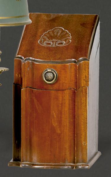 Lote 1464
Caja cubertero de madera de teca tallada siguiendo modelos del Siglo XVIII, S. XX.