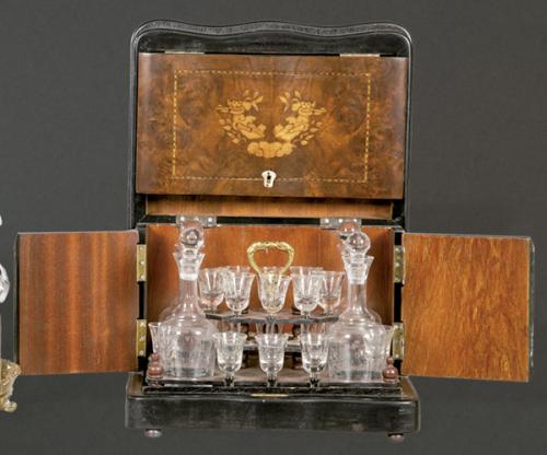 Lote 1467
Caja licorera Napoleón III de raíz de caoba y marquetería, Francia mediados S. XIX.