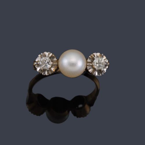 Lote 2050
Anillo con perla central de aprox. 6,00 mm y dos diamantes talla antigua en montura de oro amarillo de 18K.