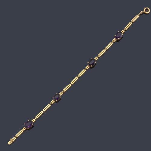 Lote 2051
Pulsera con cuatro amatistas talla oval en montura de oro amarillo de 18K.