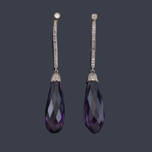 Lote 2055
Pendientes largos con pareja de amatistas talla briolette con banda de diamantes talla rosa. Años '30.