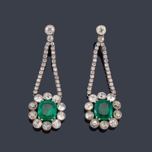Lote 2067
Pendientes largos época 'Belle Époque' con pareja de esmeraldas de aprox. 2,20 ct y 1,92 ct con diamantes talla antigua y rosa. C. 1915.