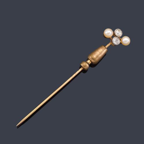 Lote 2070
Alfiler con pareja de diamantes talla antigua y dos perlas en montura de oro amarillo de 18K. Ppios S. XX.