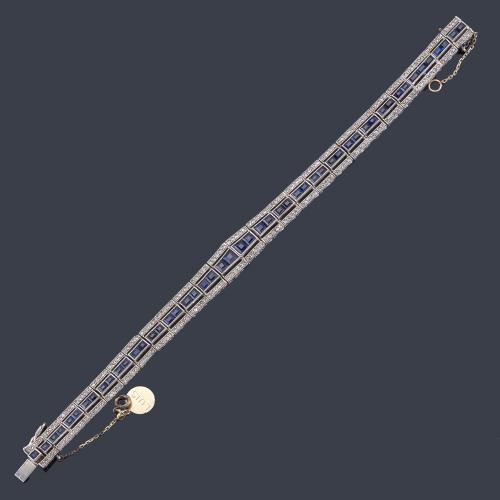 Lote 2077
Pulsera època 'Art Decó' con zafiros calibrados y diamantes talla rosa en montura de platino. C. 1925.