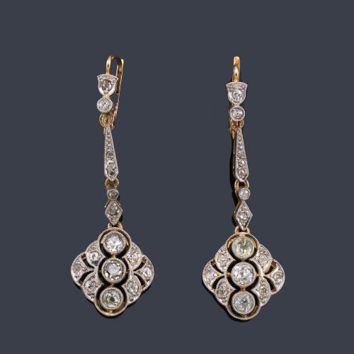 Lote 2078
Pendientes largos época 'art decó' con diamantes talla antigua y rosa de aprox. 2,00 ct en total. Circa 1930.