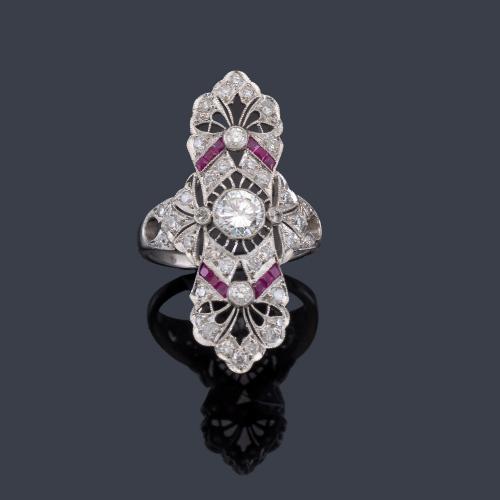 Lote 2086
Anillo lanzadera con brillante central de aprox. 0,50 ct con rubíes calibrados y montura calada con diamantes.