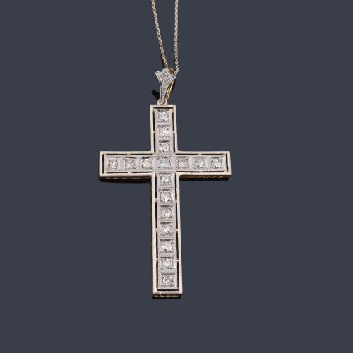 Lote 2087
Cruz época 'art decó' con diamantes talla 8/8 en montura de oro amarillo de 18K.