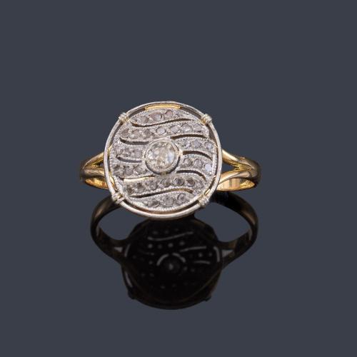 Lote 2091
Anillo 'Art Decó' con diseño circular con diamantes en montura de oro amarillo de 18K y vista de platino.