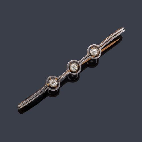 Lote 2094
Broche-barrita con tres diamantes talla antigua en montura de oro amarillo de 18K y vista en platino.