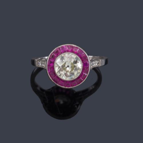 Lote 2095
Anillo 'ojo de perdiz' con diamante talla antigua central de aprox. 1,00 ct con orla de rubíes calibrados.