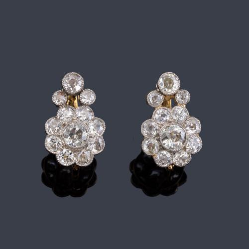 Lote 2096
Pendientes Eduardianos con diseño de rosetón con diamantes talla antigua de aprox. 2,15 ct en total. C. 1910.