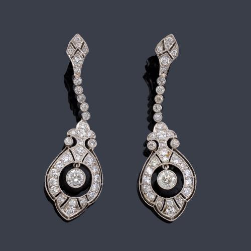 Lote 2098
Pendientes largos estilo 'art decó' con brillantes de aprox. 2,19 ct en total.