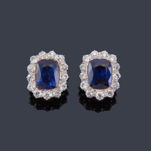 Lote 2099
Pendientes con pareja de zafiros talla oval sintéticos con orla de brillantes de aprox. 5,00 ct en total.