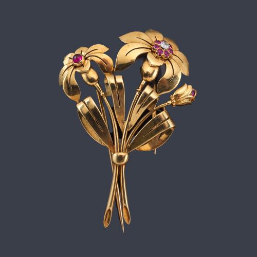 Lote 2101
Broche con diseño de bouquet floral años '40 con rubíes talla cabujón en montura de oro amarillo de 18K.