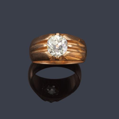 Lote 2102
Solitario con diamante 'old cushion' de aprox. 1,89 ct en montura de oro amarillo de 18K. Años '30.